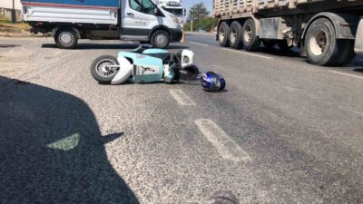 Eskişehir’de kamyonetle çarpışmamak için manevra yapan motosiklet devrildi, 2 kişi