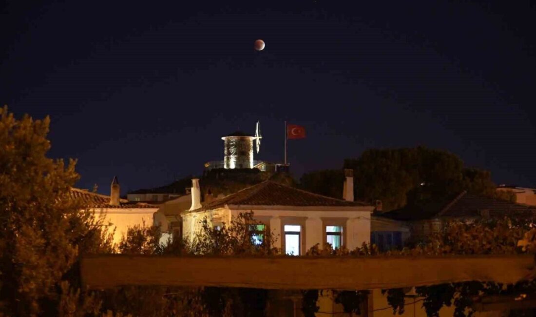 “Kanlı Ay” Ayvalık’tan görüntülendi Balıkesir’in Ayvalık ilçesinde “Kanlı Ay” tutulması Cunda (Alibey) Adası’nda görüntülendi.