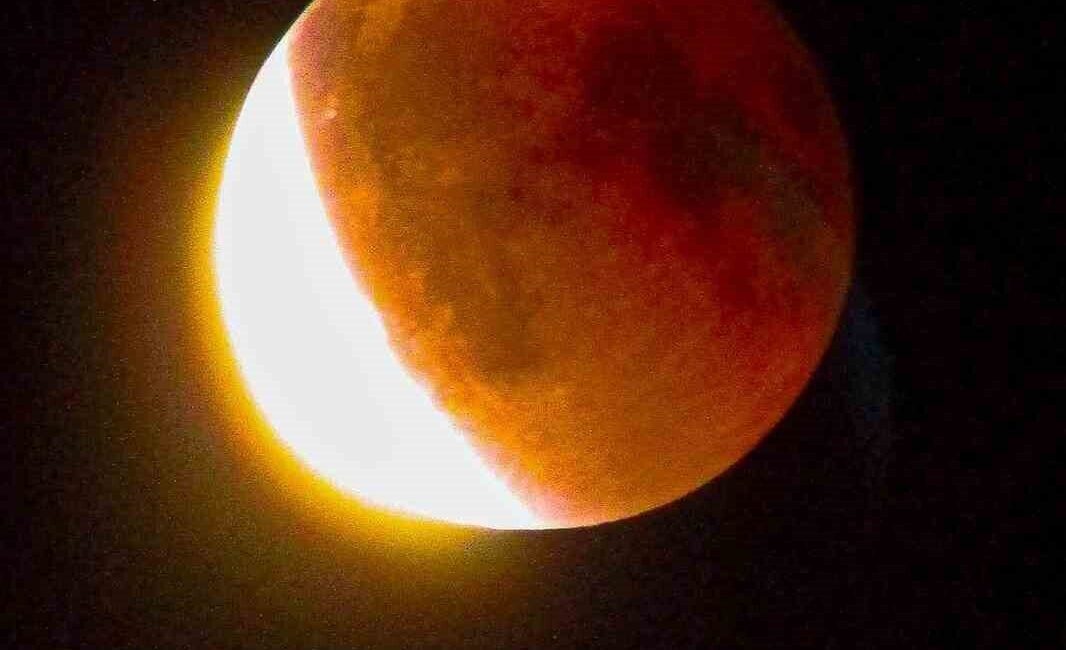 Kanlı Ay tutulması Bursa’dan izlendi Yılın en görkemli astronomik olaylarından biri kabul edilen “Kanlı Ay”
