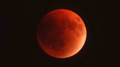 Halk arasında kırmızı renginden dolayı ’kanlı ay’ olarak da bilinen