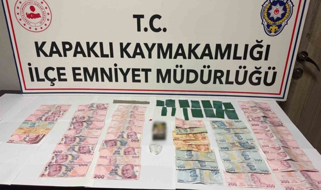 Kapaklı’da uyuşturucuyla yakalanan 2 şüpheli tutuklandı Tekirdağ’ın Kapaklı ilçesinde uyuşturucu satışı yapan 2 şüpheli yakalanıp, tutuklandı.