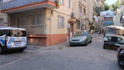 Aydın’ın Efeler ilçesinde bir apartmanda kapının önüne koyulan çöpün kokusunu,