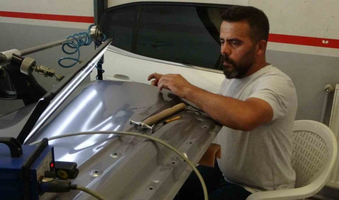 Malatya’da kaporta ustası, araçlardaki göçükleri basit patlayıcı torpil ve balon