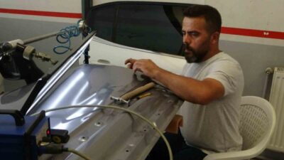 Malatya’da kaporta ustası, araçlardaki göçükleri basit patlayıcı torpil ve balon