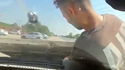 Düzce(İHA) – Düzce’de geçtiğimiz hafta yaşanan olayda otomobilin ön kaputuna