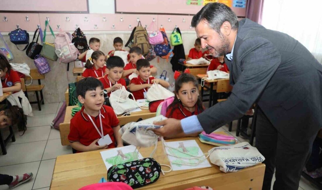 Karabük Belediyesi’nden öğrencilere “okula başlangıç seti” desteği Karabük’te ilk ders zilinin çalmasıyla öğrenciler okullarına kavuşurken, Karabük Belediyesi