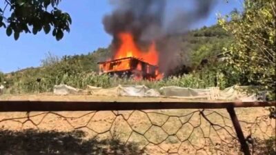 Karabük’ün Safranbolu ilçesinde ahşap evde çıkıp ormanlık alana sıçrayan yangına