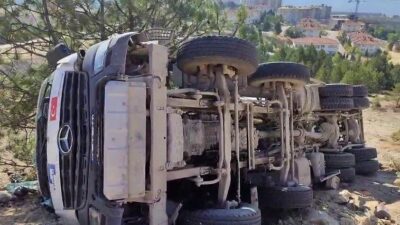 Karabük’ün Safranbolu ilçesinde kontrolden çıkarak devrilen beton mikserinin sürücüsü yaralandı.