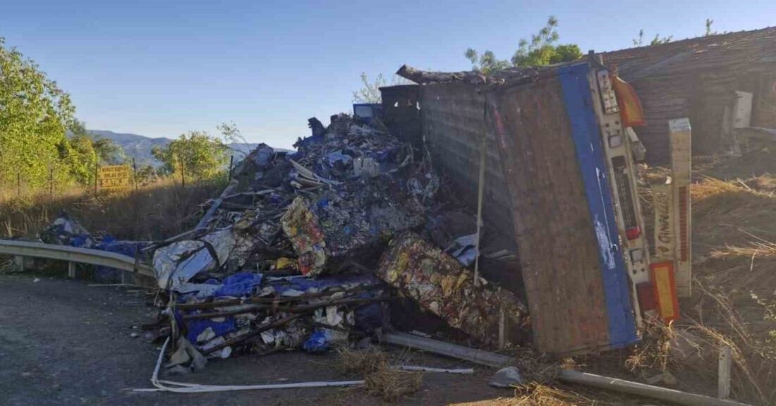 Karabük’te hurda yüklü tır devrildi: 1 yaralı Karabük’te hurda yüklü tırın devrilmesi sonucu meydana gelen trafik kazasında