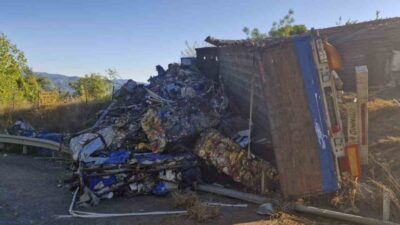 Karabük’te hurda yüklü tırın devrilmesi sonucu meydana gelen trafik kazasında