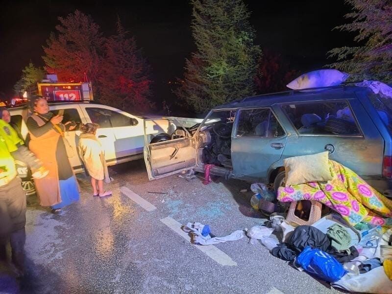 Karabük’te otomobiller çarpıştı: 2’si çocuk 6 yaralı Karabük’ün Eskipazar ilçesinde iki otomobilin kafa kafaya çarpışması sonucu 2’si