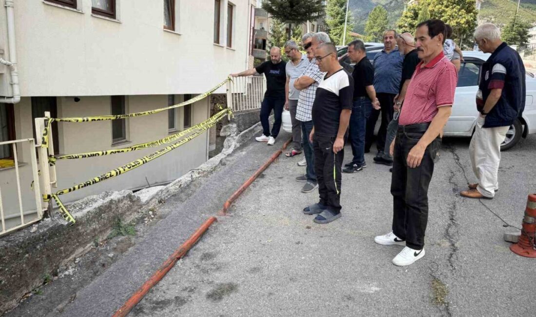 Karabük’te yol zemininde oluşan çatlaklıkların istinat duvarına zarar vermesi nedeniyle