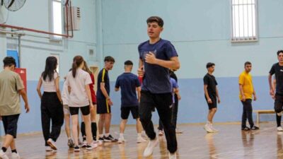 Karacabey Belediyesi, gençlerin mesleki hedeflerine ulaşması için verdiği desteği sürdürüyor.