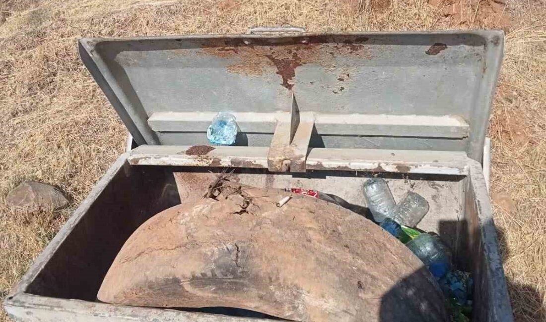 Karacasu Belediyesi, mahallelerdeki çöp kovalarına evsel atık dışındaki malzemelerin atılmaması