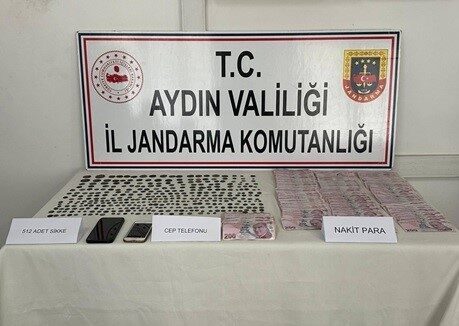 Karacasu’da durdurulan araçta tarihi eser ele geçirildi Aydın’ın Karacasu ilçesinde jandarma tarafından durdurulan araçta 512 adet tarihi