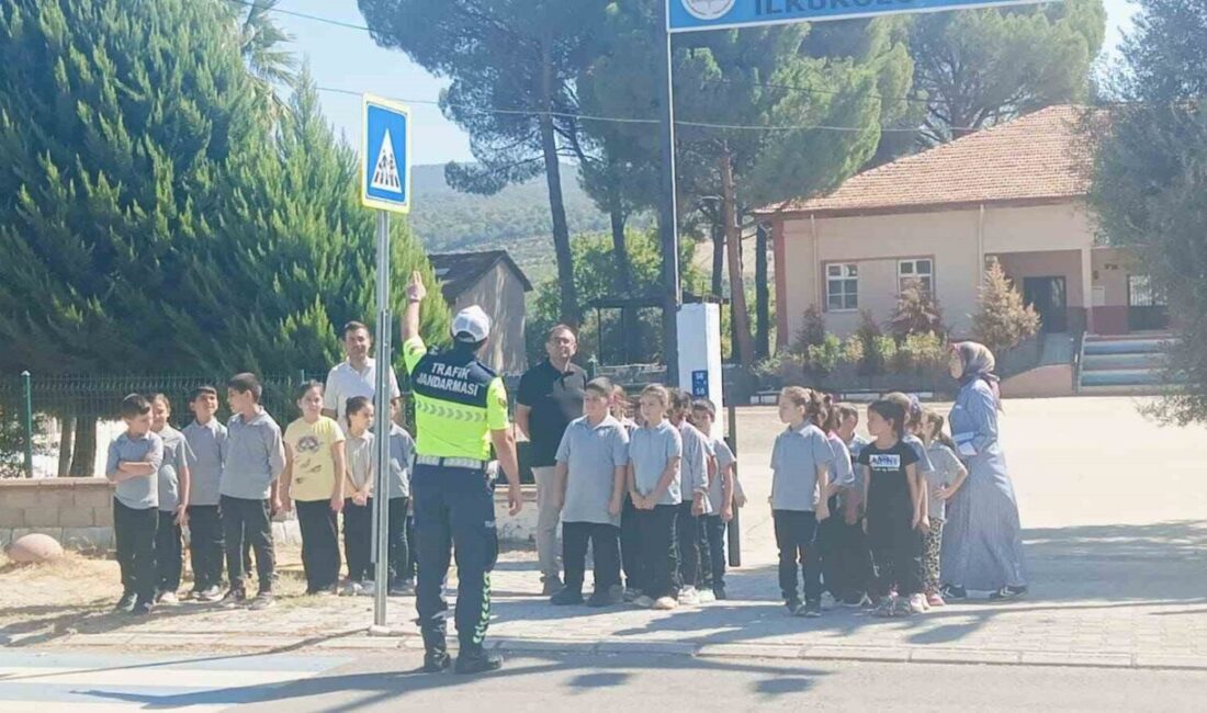 Aydın’ın Karacasu ilçesinde jandarma trafik ekipleri tarafından Yenice İlkokulu öğrencilerine