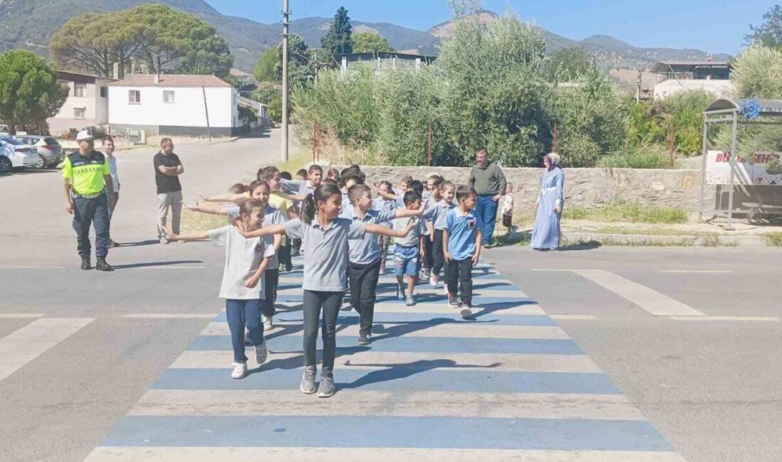 Karacasu’da Yenice İlkokulu öğrencileri, jandarma ekipleri tarafından verilen seminerle trafik