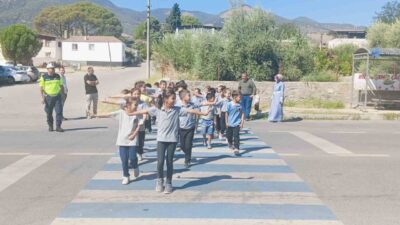 Karacasu’da Yenice İlkokulu öğrencileri, jandarma ekipleri tarafından verilen seminerle trafik