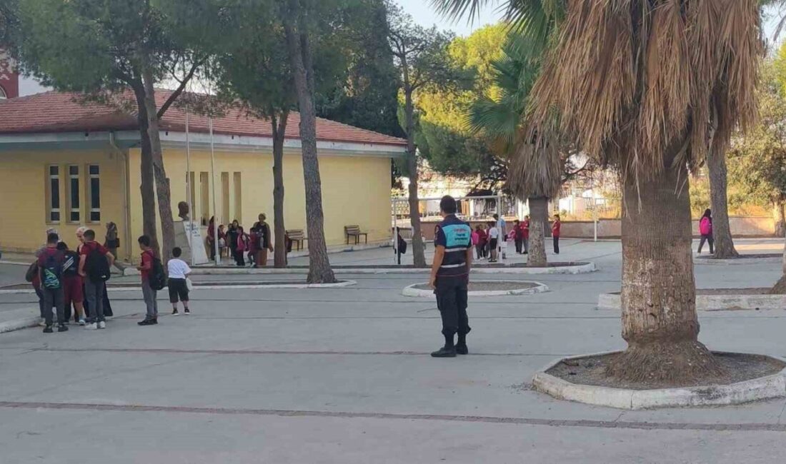 Aydın’ın Karacasu ilçesinde öğrencilerin güvenliği amacıyla okul çevrelerinde denetim gerçekleştirdi.