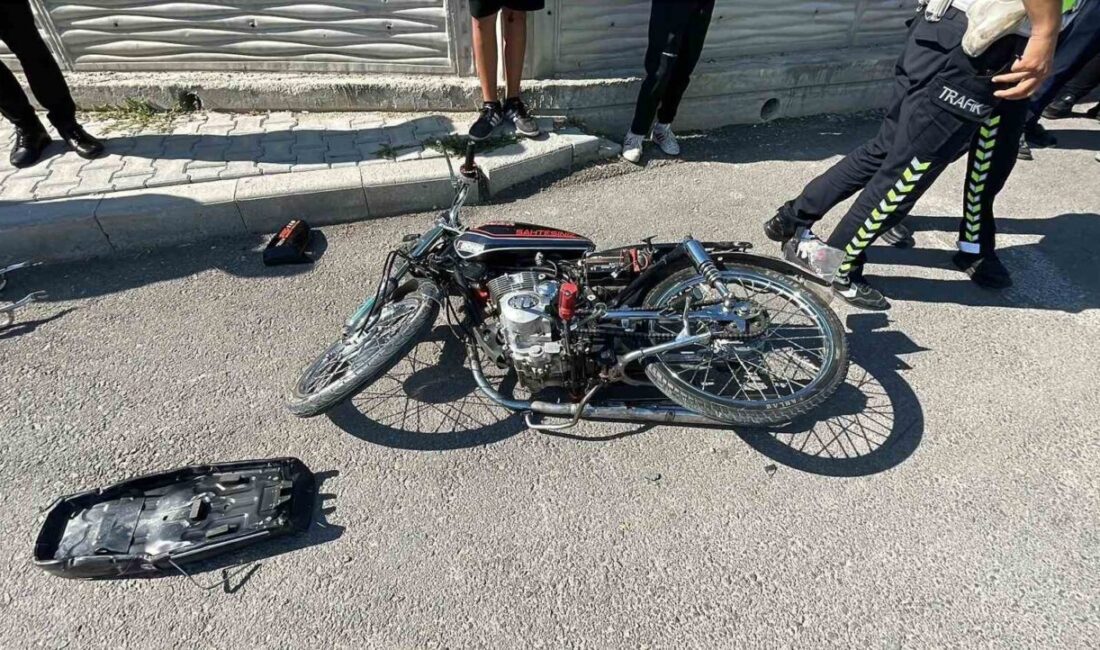 Karaman’da 1’i ağır 2 kişinin yaralandığı kaza kamerada Karaman’da hafif ticari araçla motosikletin çarpıştığı kazada 1’i ağır 2