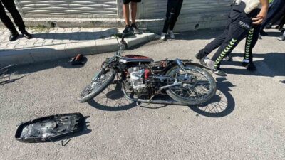 Karaman’da hafif ticari araçla motosikletin çarpıştığı kazada 1’i ağır 2