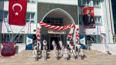 Karaman’da ilköğretim haftası düzenlenen törenle kutlandı. Cumhuriyet Parkı’ndaki Atatürk Anıtına
