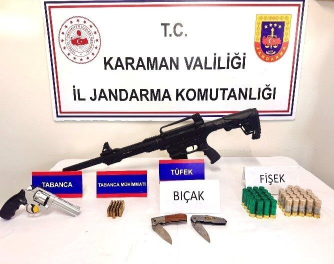Karaman’da jandarma ekiplerince yapılan çalışmada çeşitli suçlardan aranan 2 kişi