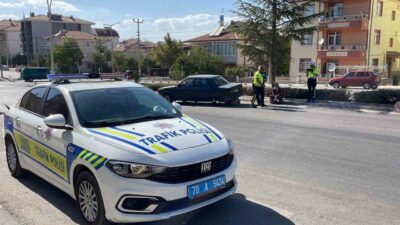 Karaman’da kontrolden çıkarak orta refüjü aşan otomobil karşı şeride geçerken,