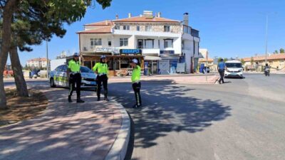 Karaman’da kullandığı otomobille maddi hasarlı kazaya karışan sürücü aracını yol