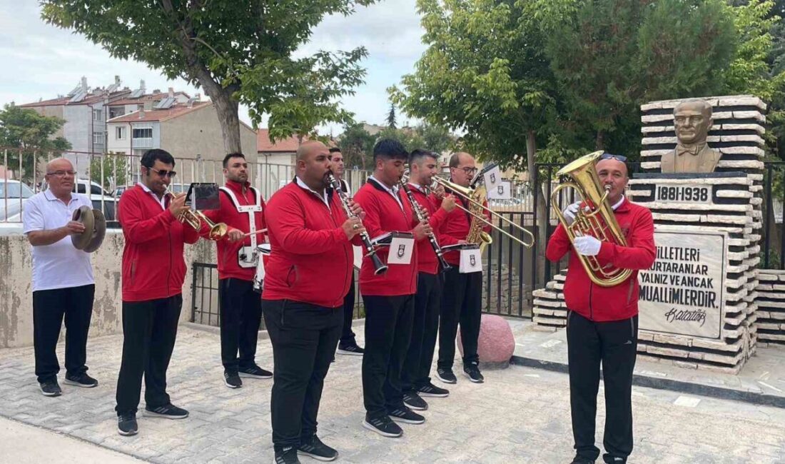 Karaman’da öğrenciler yeni eğitim öğretim yılına bando eşliğinde başladı Karaman’da yeni eğitim öğretim yılının ilk zili çalarken, kentin ilk