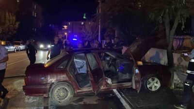 Karaman’da park halindeki bir otomobil kendiliğinden hareket ederek kaldırıma çıktı.