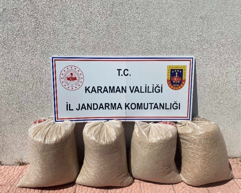 Karaman’da uyuşturucu ve kaçak tütün ele geçirildi: 8 kişi tutuklandı Karaman’da jandarmanın yaptığı uygulamalarda çeşitli suçlardan aranan 8 kişi tutuklanırken,