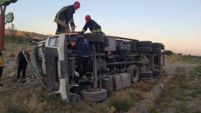 Konya’nın Karapınar ilçesinde kamyonun devrilmesi sonucu meydana gelen trafik kazasında