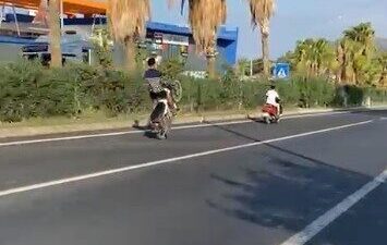 Antalya’nın Gazipaşa ilçesinde kasksız motosiklet sürücüsü, D-400 Karayolu’nda motosikletin ön