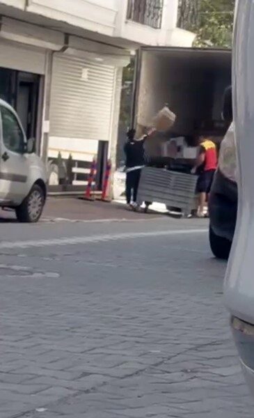 Kargo firması çalışanlarının paketleri fırlattığı anlar kameraya yansıdı İstanbul’un Esenyurt ilçesinde, DHL Supply Chain isimli kargo firmasının çalışanları,