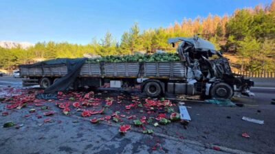 Adana-Pozantı otoyolunda karpuz yüklü tır başka bir tıra arkadan çarparak