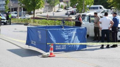 Denizli’de karşıdan karşıya geçmek isteyen kadına otomobil çarptı. Çarpmanın etkisiyle