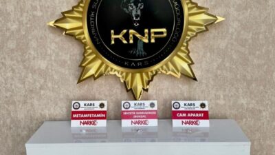 Kars’ta polis ekiplerince düzenlenen operasyonda yakalanan 2 uyuşturucu taciri tutuklandı.