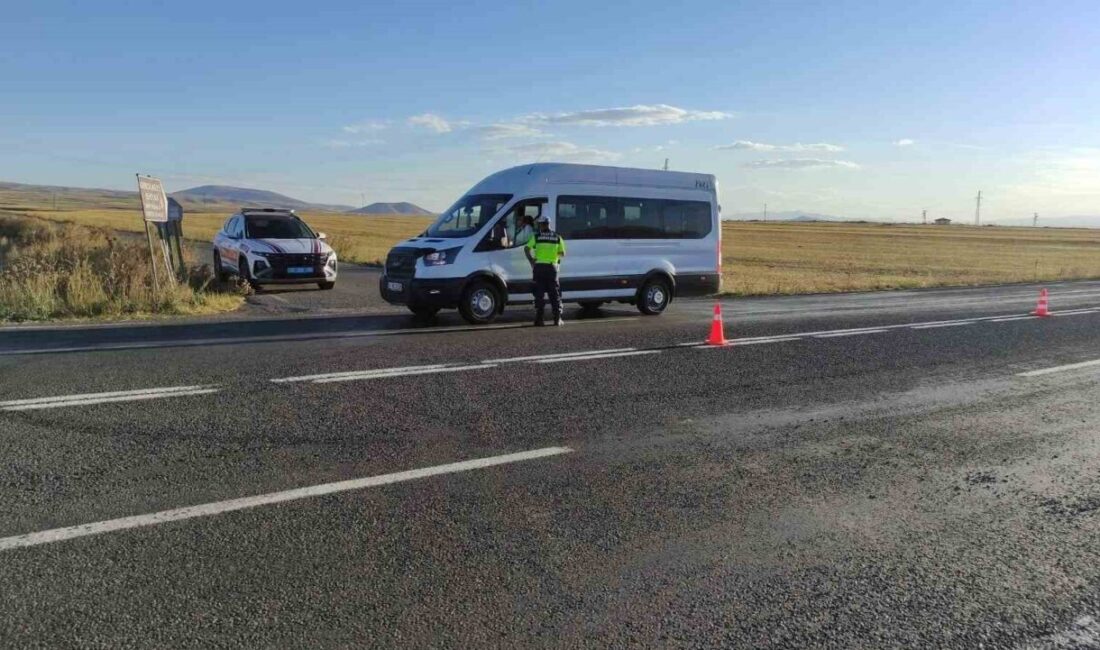 Kars’ta düzensiz göçle mücadele uygulaması Kars’ta jandarma ekiplerince düzensiz göç ile mücadele çerçevesinde uygulama yapıldı.