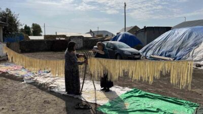 Kars’ta geleneksel bir dayanışma örneği yaşanıyor. Kadınlar, kışlık erzaklarını hazırlamak