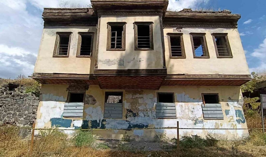 Kars’ta Tevfik Paşa Konağı gözler önünde yıkılıyor Kars’ın en önemli tarihi yapılarından biri olan Tevfik Paşa Konağı,