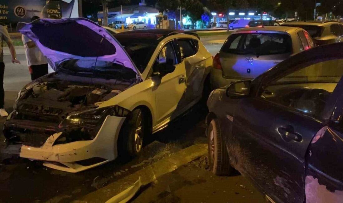 Kartal’da kontrolden çıkan otomobil park halindeki araçlara çarptı: 2 yaralı İstanbul’un Kartal ilçesi sahil yolunda kontrolden çıkan otomobilin park halindeki