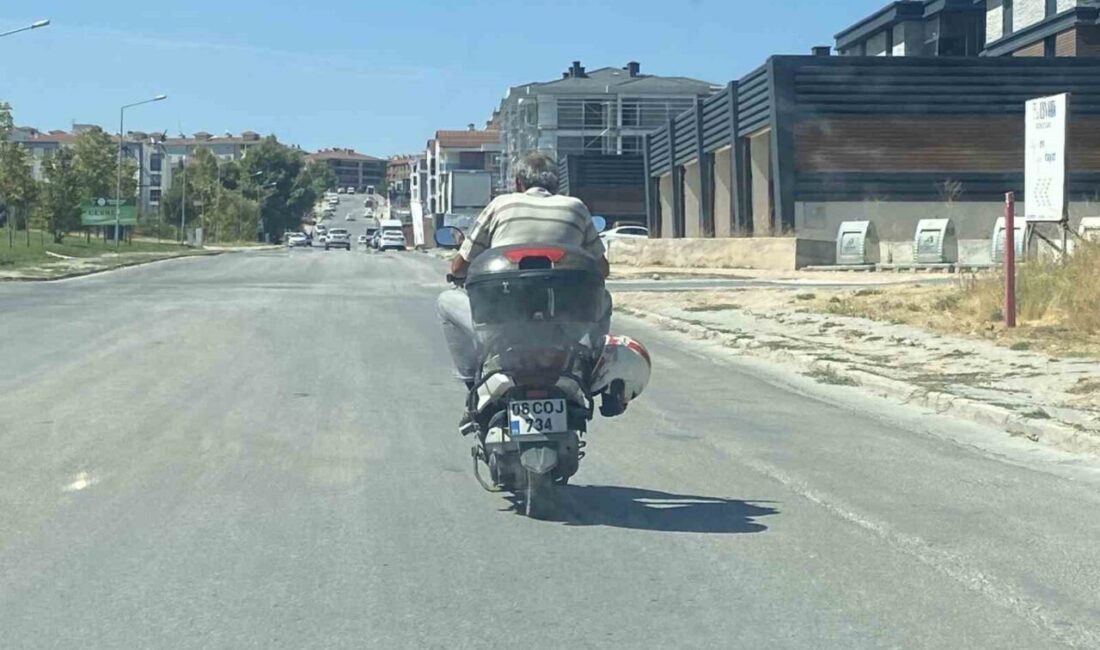 Kaskı kafasına değil motosikletin demirine taktı Eskişehir’de yanındaki kaskı kafası yerine motosikletin demirine takan bir sürücü