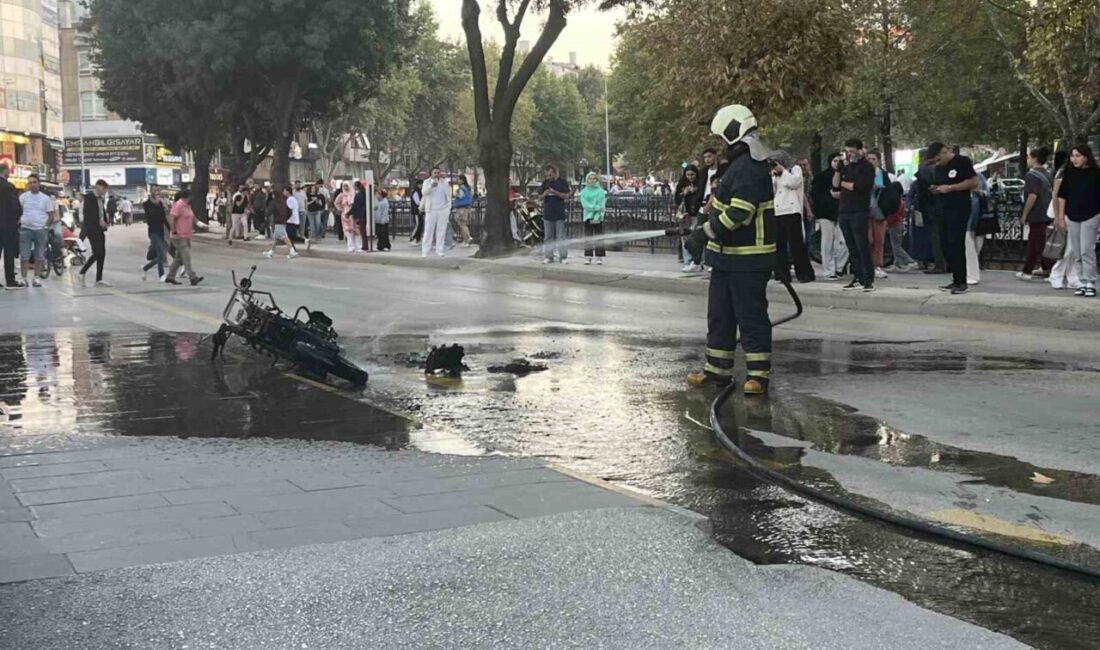 Kastamonu’da seyir halindeki motosiklet alev alev yandı Kastamonu’da seyir halindeyken alevlere teslim olan motosiklet kullanılmaz hale geldi.