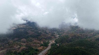 Kastamonu’nun İhsangazi ilçesinde hava sıcaklığının düşmesiyle dağları kaplayan sis ortaya