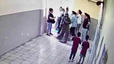 Diyarbakır’da kadın öğretmen, ders arasında kavga eden iki öğrenciyi ayırdı.