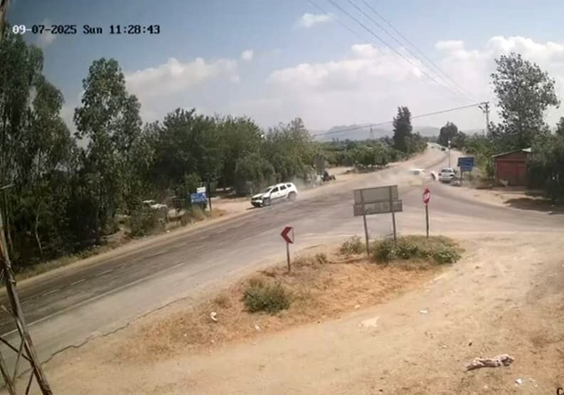 Kavşakta yaşanan kaza güvenlik kamerasına yansıdı Adana’nın Kozan ilçesinde meydana gelen trafik kazasında 4 kişi yaralandı.