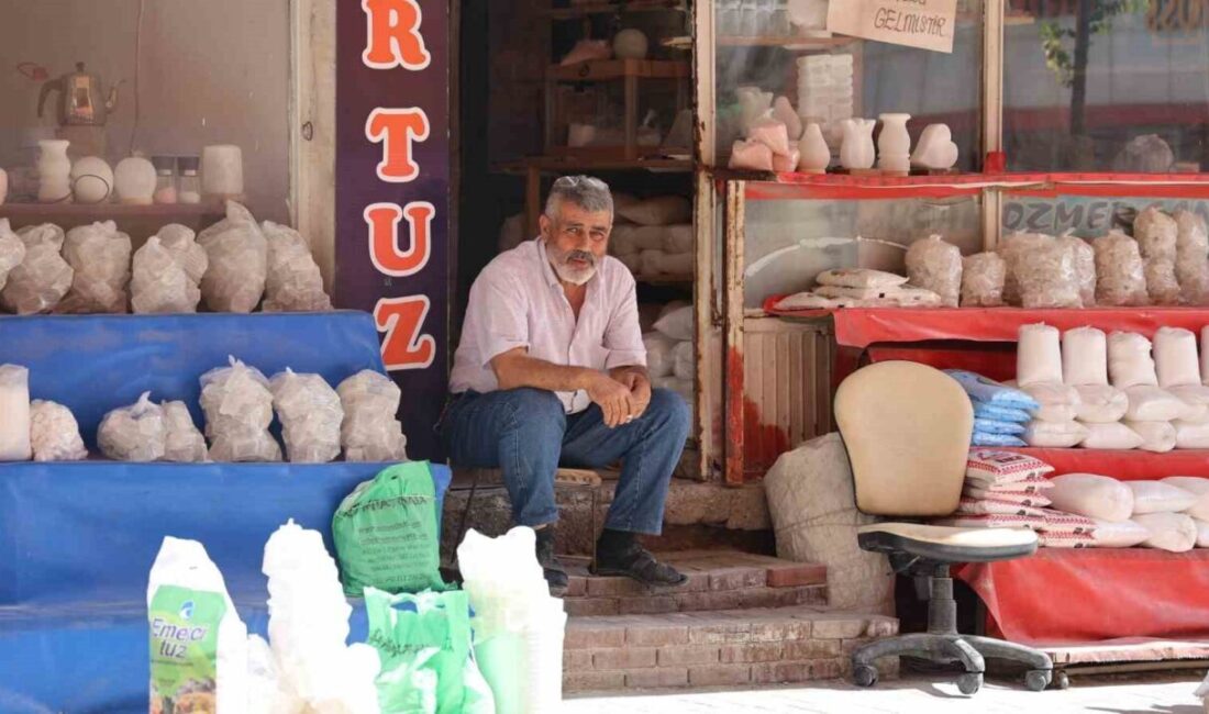 Kaya tuzu yazın kışlık ürünlere, kışın süs eşyasına kullanılıyor Kırşehir’de yaz aylarının gelmesiyle birlikte artan kristal kaya tuzu satışları
