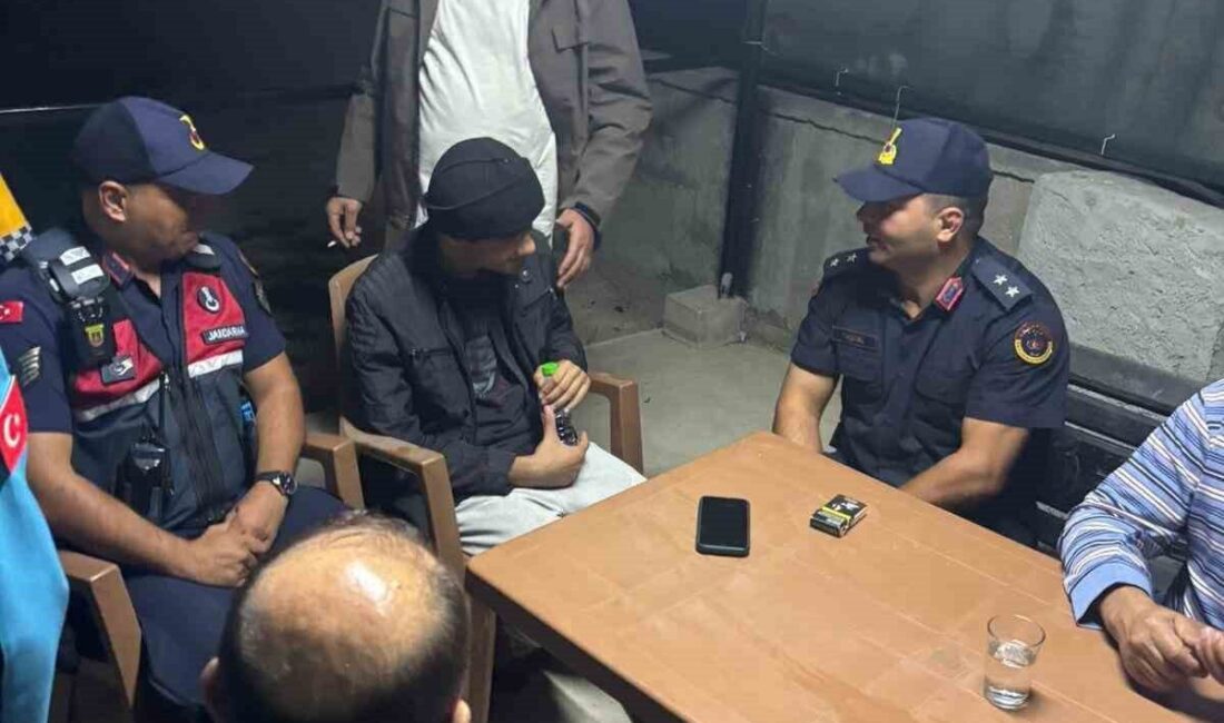Kaybolan otizmli çocuk, jandarma ekipleri tarafından kısa sürede bulundu Aksaray’da kaybolan 15 yaşındaki otizmli çocuğu jandarma ekipleri bularak ailesine