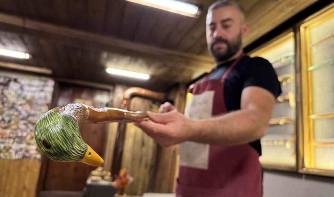Kaybolmaya yüz tutan “bastonculuğu” geleceğe taşımaya çalışıyor Karabük’ün Safranbolu ilçesinde yaşayan Ali Yapıcı (38), babasından öğrendiği bastonculuk